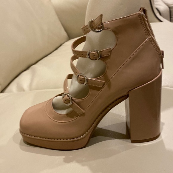 GB high heeled NEW, taupe, sz 8.5 patent shoes with 4 straps and zipper in back - Picture 2 of 14